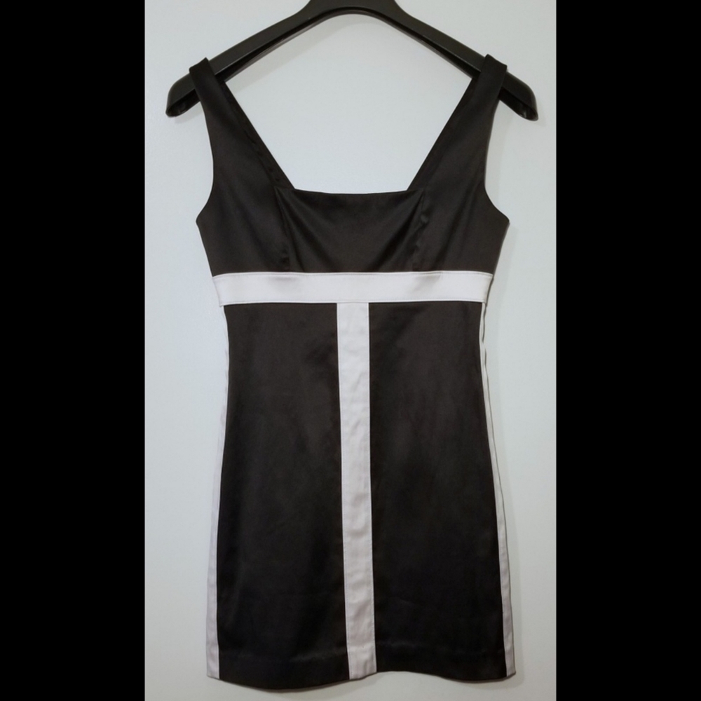 Bebe black/white v-neck back bodycon mini dress